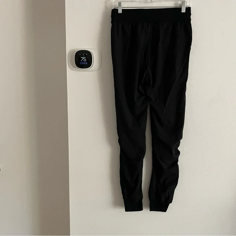 Lululemon Women's Black Jogger Pants size 6